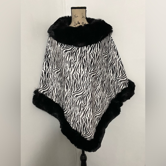 Elegant Zebra Print Poncho with Luxurious Faux Fur Trim -Versatile One Size NWT - Picture 4 of 13
